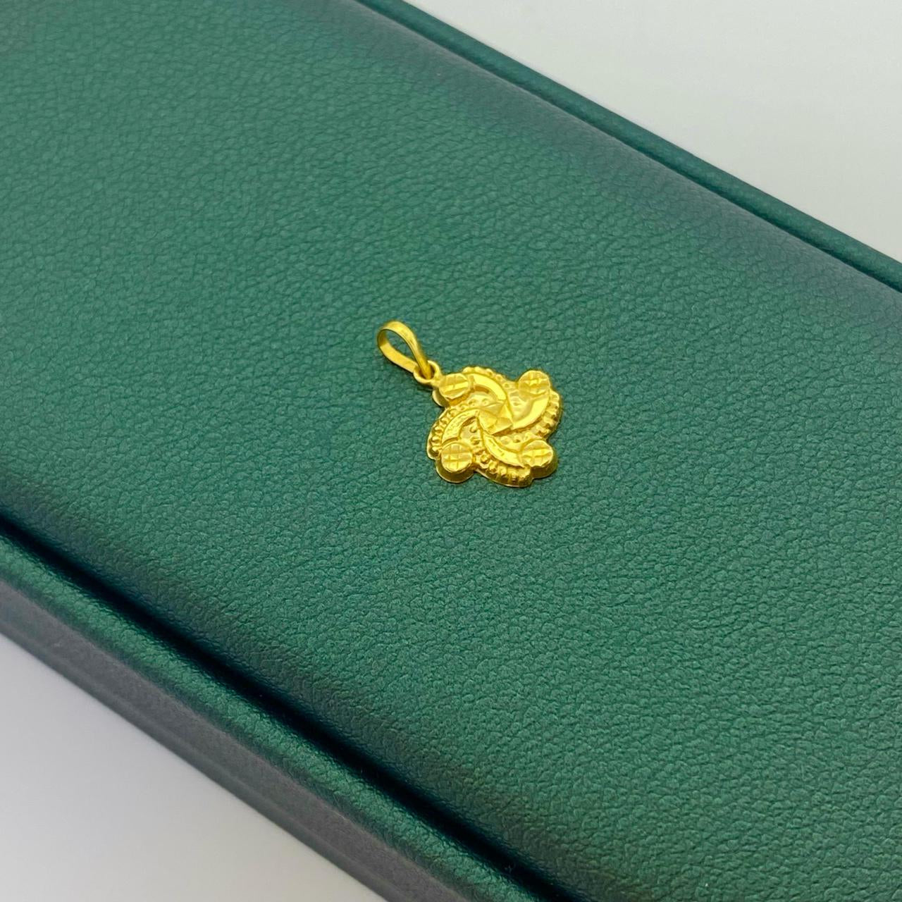 18k Gold Flower Curvy Pendant