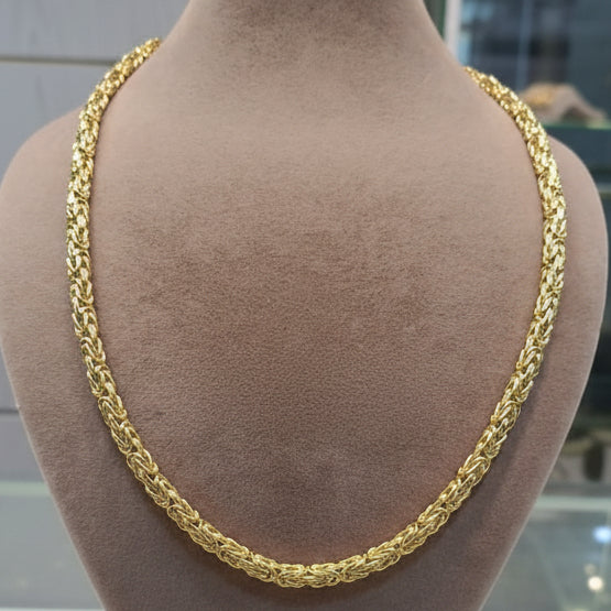 Gold chain on a mannequin with weight and length information displayed.