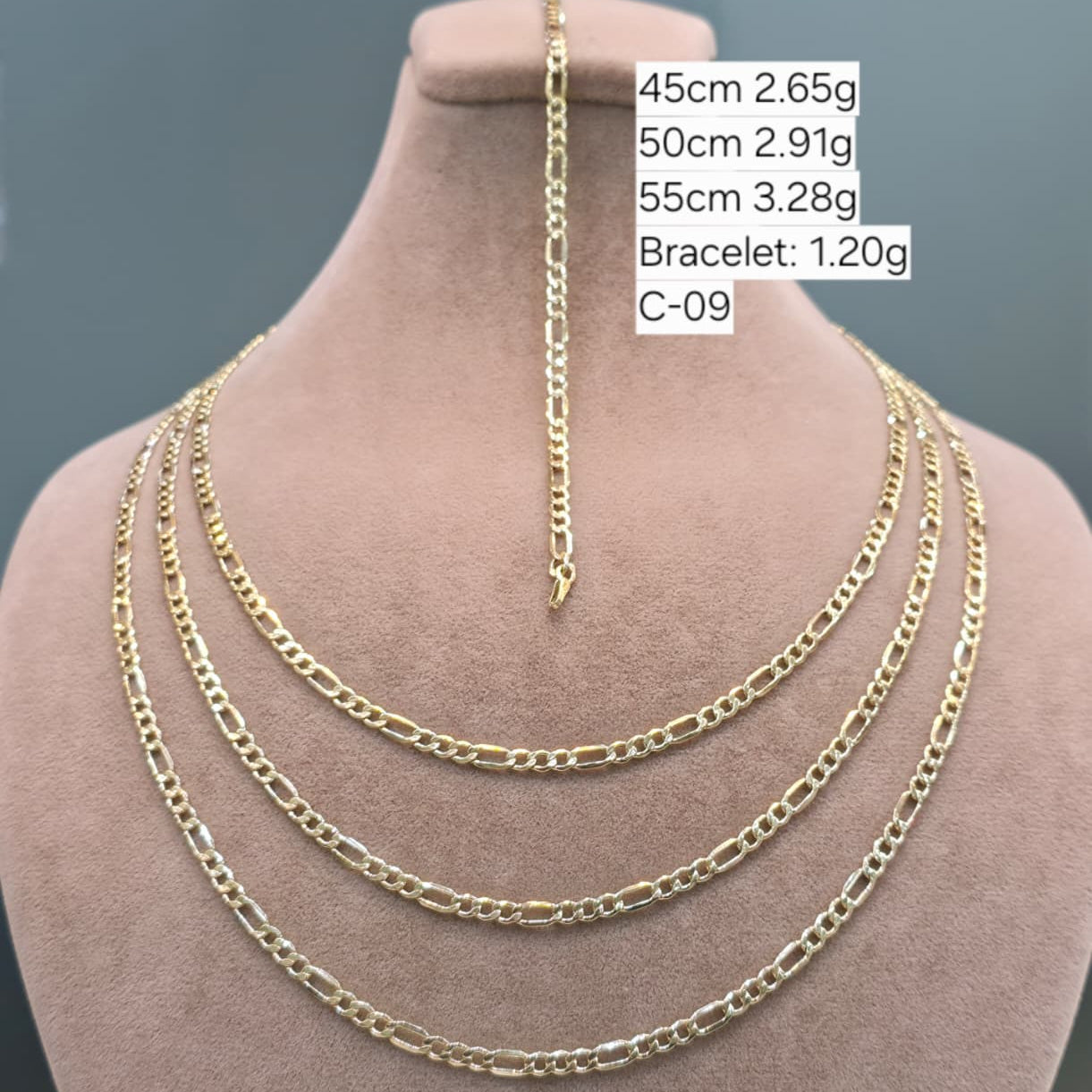 Gold chain necklace displayed on a mannequin with weight information.